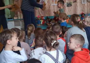 miś rysuje
