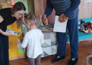 dziewczynka odbiera nagrodę