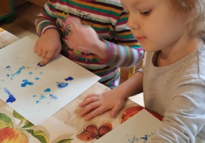 Dzieci "stemplują palcami" deszczyk