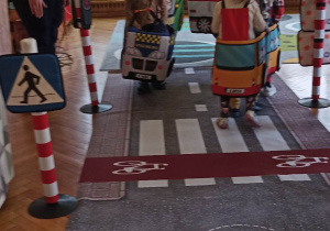 dzieci jeżdzą w piankowych autach