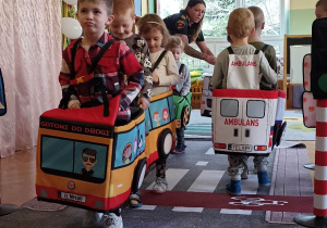 dzieci jeżdzą w piankowych autach