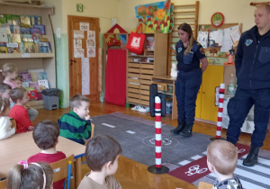 straż miejska stoi przed dziećmi