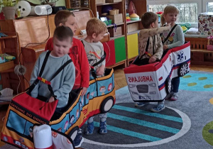 dzieci jeżdzą w piankowych autach