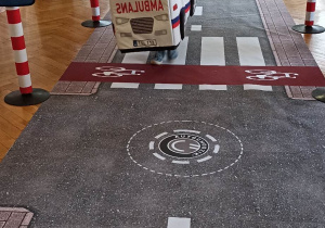 dzieci jeżdzą w piankowych autach