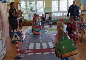 dzieci jeżdzą w piankowych autach