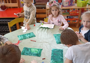 dzieci malują papierowe talerzyki