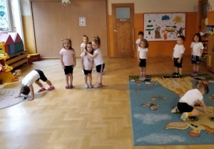 Dzieci podczas zajęć gimnastycznych
