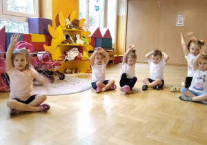 Dzieci podczas zajęć gimnastycznych