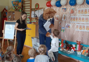 Dzieci odbierają dyplom