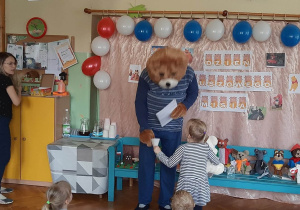 Dzieci odbierają dyplom