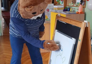 Miś wykonuje obrazek