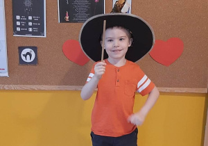 Dziecko pozuje do zdjęcia