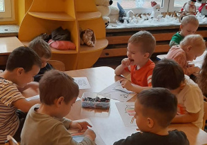 Dzieci kolorują obrazki