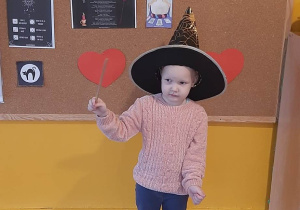 Dziecko pozuje do zdjęcia