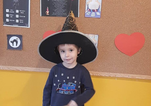 Dziecko pozuje do zdjęcia