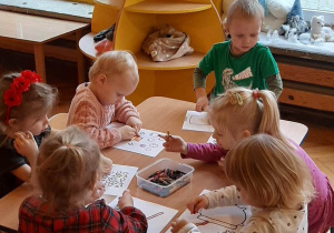 Dzieci kolorują obrazki