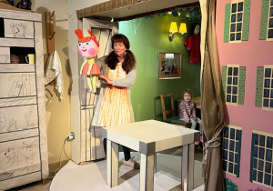 Dzieci oglądają prezentowane lalki teatralne