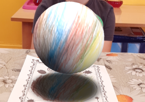 Dziecko pozuje do zdjęcia z kolorowanką 3D