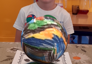 Dziecko pozuje do zdjęcia z kolorowanką 3D