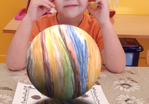 Dziecko pozuje do zdjęcia z kolorowanką 3D