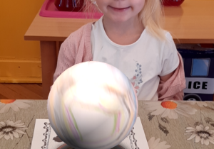Dziecko pozuje do zdjęcia z kolorowanką 3D