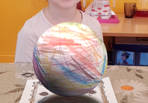 Dziecko pozuje do zdjęcia z kolorowanką 3D
