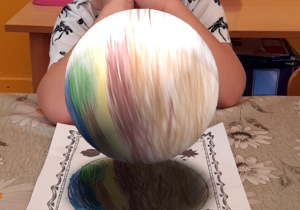 Dziecko pozuje do zdjęcia z kolorowanką 3D