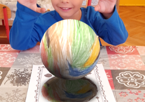 Dziecko pozuje do zdjęcia z kolorowanką 3D
