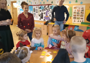 dzieci stoją przy stoliku