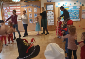 rodzice i dzieci tańczą w kole