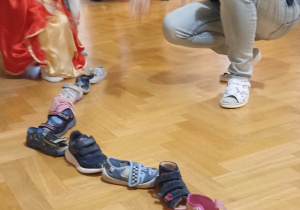 na podłodze ustawione są buty jeden za drugim