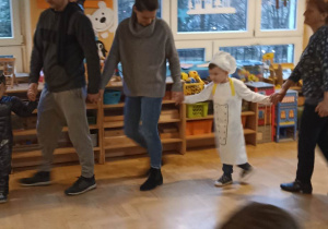rodzice i dzieci tańczą