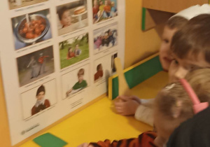 dzieci stoją przy stoliku