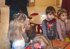 dzieci stoją przy stoliku