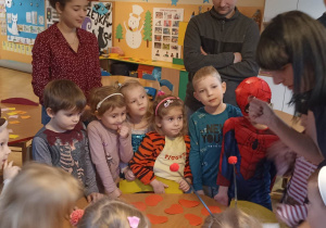 dzieci stoją przy stoliku