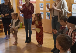 dzieci z rodzicami tańczą