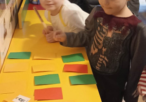 kolorowe karteczki leżą na żółtym blacie