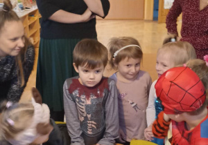 dzieci stoją przy stoliku