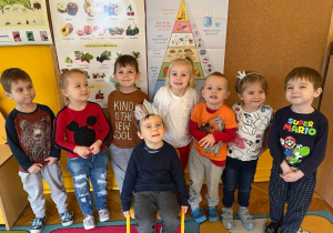Dzieci pozują do zdjęcia grupowego