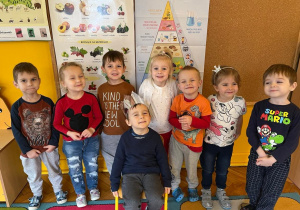 Dzieci pozują do zdjęcia grupowego