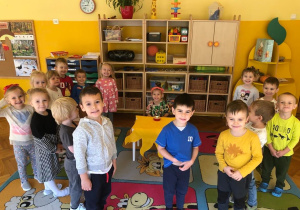 Dzieci pozują do zdjęcia grupowego