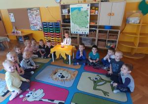 Dzieci pozują do zdjęcia grupowego