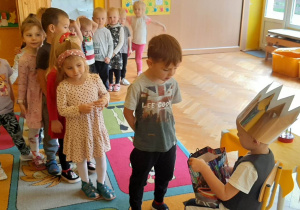 Dzieci składają życzenia urodzinowe