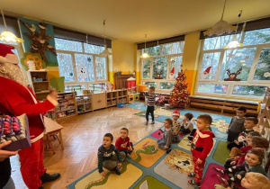 dzieci witają Św.Mikołaja