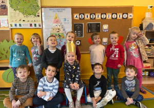 dzieci pozują do zdjęcia grupowego