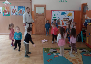 Zajęcia ruchowe z panem karateką