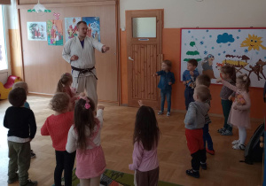 Zajęcia ruchowe z panem karateką