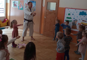 Zajęcia ruchowe z panem karateką