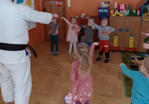 Zajęcia ruchowe z panem karateką
