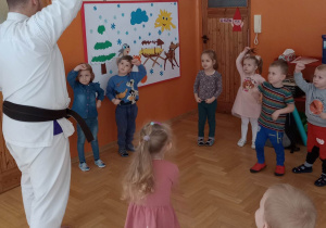 Zajęcia ruchowe z panem karateką